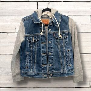 NWOT! Levi’s Denim Hooded Trucker Jacket -size M